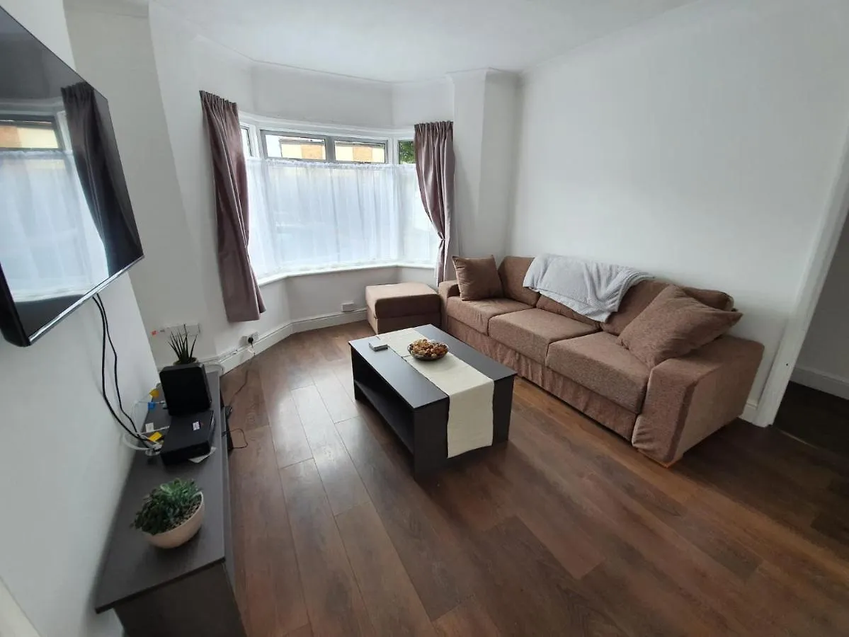 Apartment West Drayton Lovely 2-Bedroom Ground Floor Flat With Garden Yiewsley